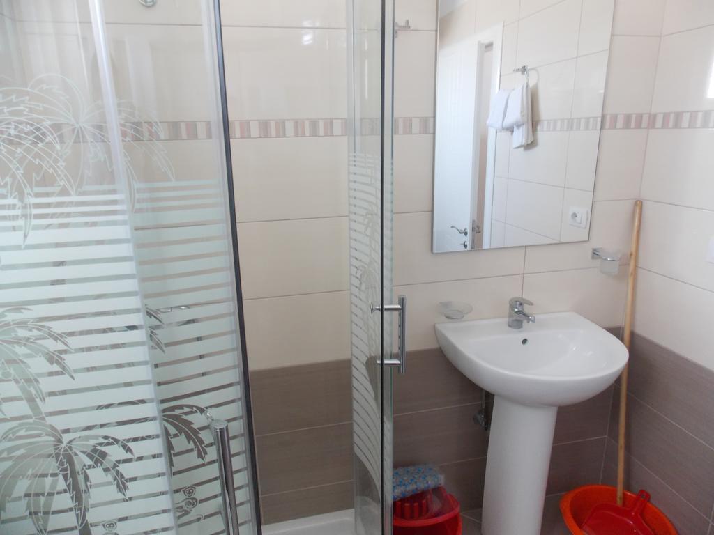 Blue Sea Apartments Sarandë 外观 照片