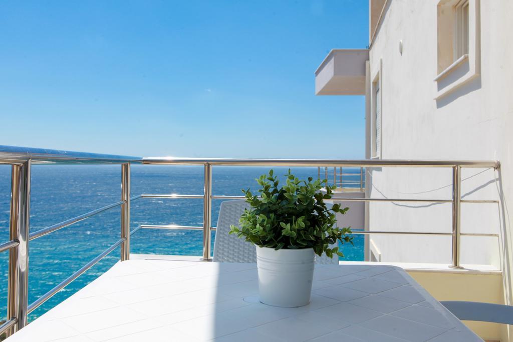 Blue Sea Apartments Sarandë 外观 照片