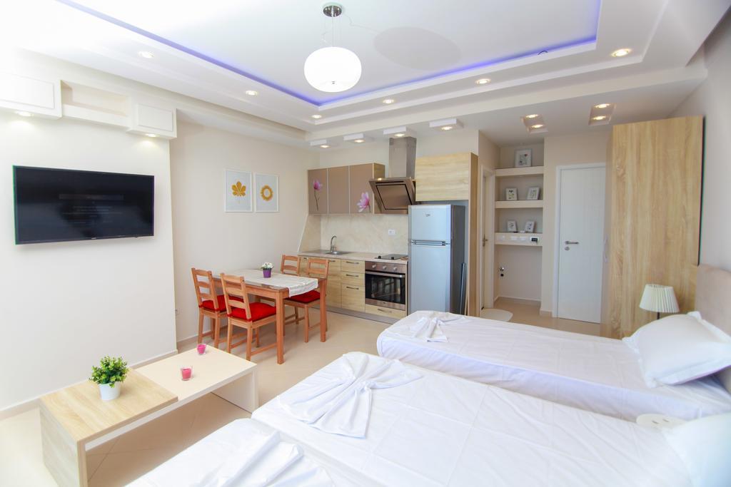 Blue Sea Apartments Sarandë 外观 照片