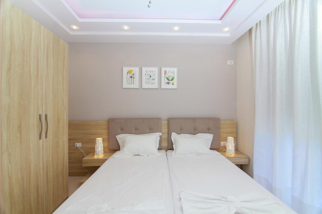 Blue Sea Apartments Sarandë 外观 照片